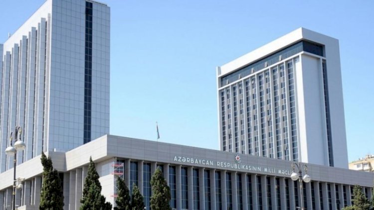    Deputatlar parlamentin iclasına tibbi maska ilə gəlib   