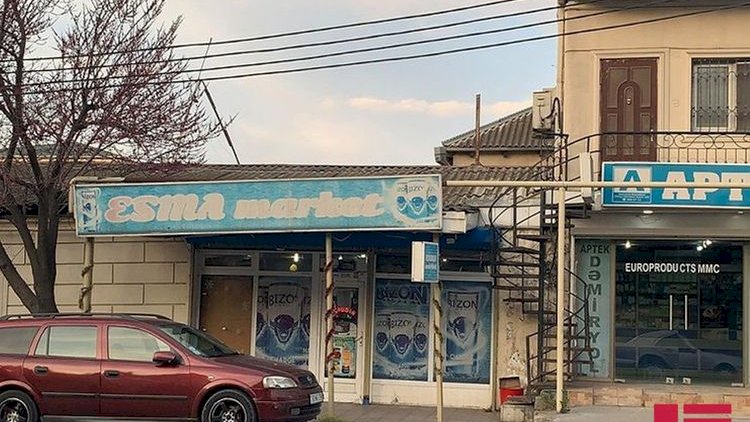    Bakıda qadın paltarı geyinmiş kişi oğurluq etmək istədi, kameraya düşdü - Video   