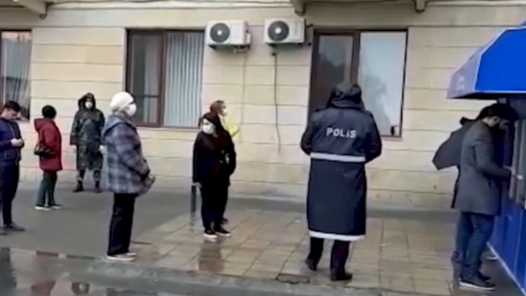    Bankomatlar qarşısında sosial məsafə belə qorunur - Video   