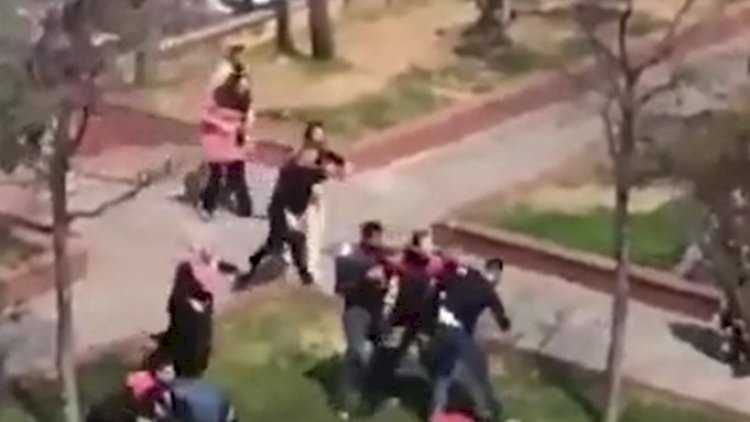    İstanbulda küçəyə çıxan bir qrup şəxslə polis arasında silahlı insident - Video   