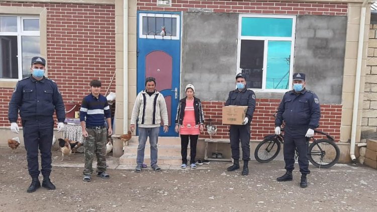    Polislər Cocuq Mərcanlıya sovqat apardılar   - Fotolar