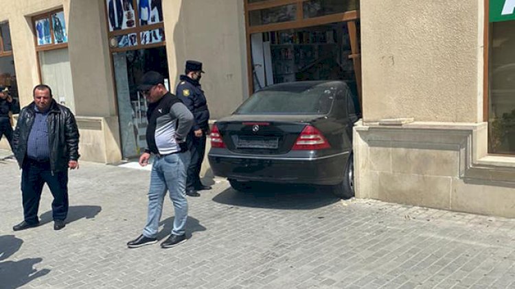    Paytaxtda maşın aptekə girdi - Fotolar   
