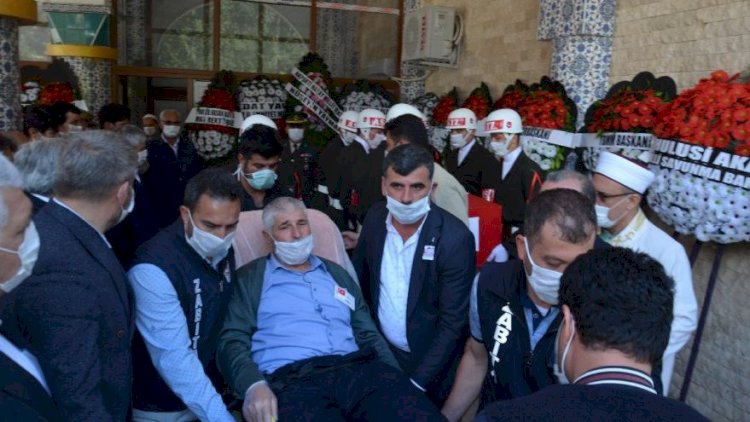    Şəhid oğlunun dəfn mərasiminə xərəkdə gəldi   – Foto