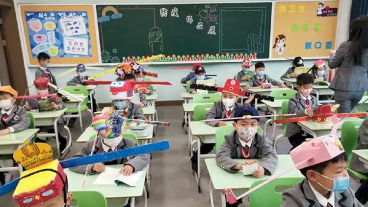    Şagirdlər sosial məsafəni qanadlı papaqla qoruyurlar   – Foto