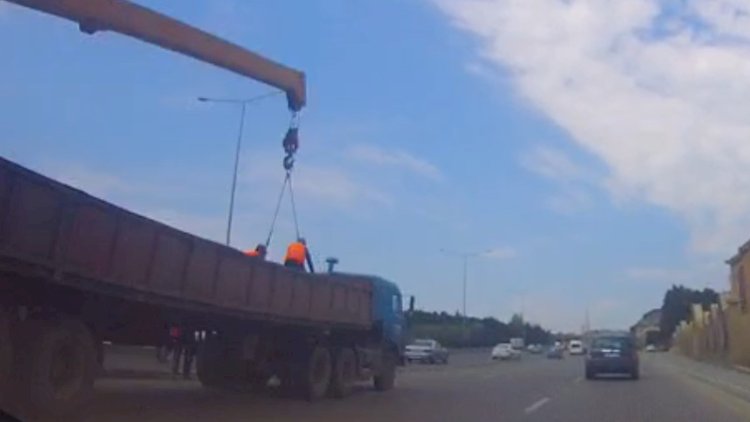    Bakı-Sumqayıt yolundakı yeni qoyulmuş beton arakəsmələr sökülür - Video   