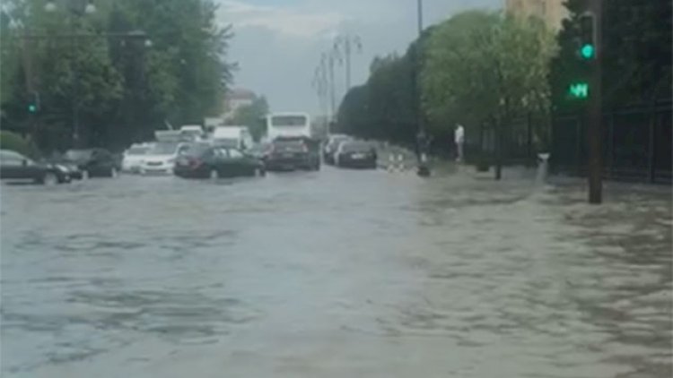    Bakıda yağışdan sonra maşınlar su altında qaldı - Video   