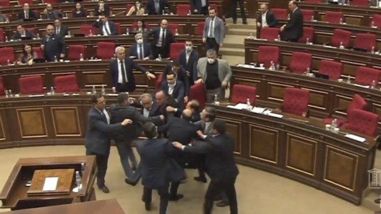    Ermənistan parlamentində kütləvi dava   