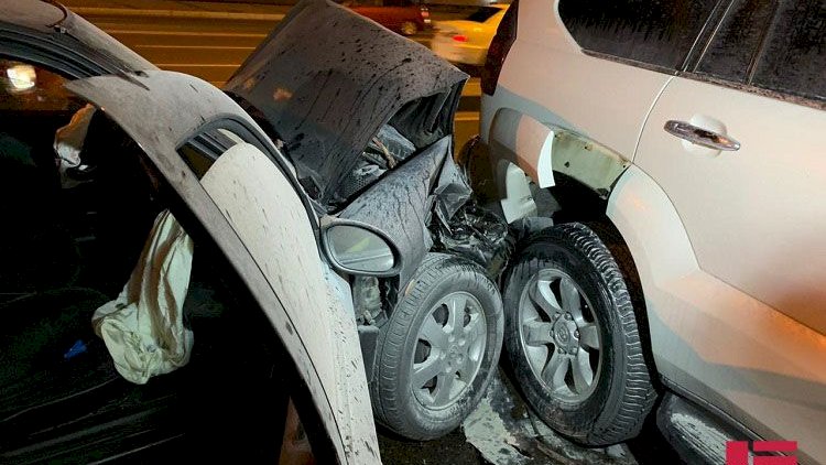    Bakıda yol qəzası: Avtomobil yandı, sürücü xəsarət aldı - Fotolar   