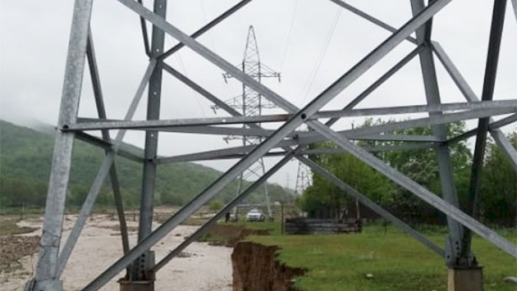    Sel suları 35 kV-luq hava xətti üçün təhlükə yaratdı - Foto   