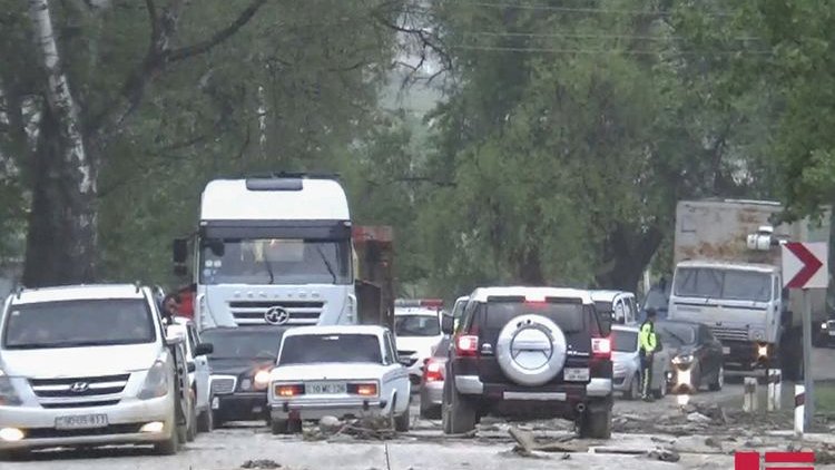    Şamaxı-İsmayıllı yolu bağlandı, yüzlərlə avtomobil yolda qaldı - Fotolar   
