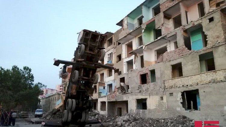    Sumqayıtda söküntü işləri aparan kran aşdı - Fotolar   