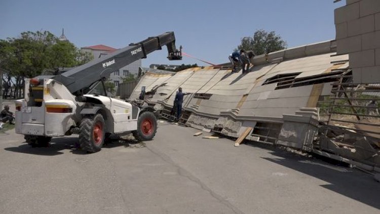    Güclü külək Heydər Əliyev prospektində hasarı aşırdı, Bayılda ağac qəzalı vəziyyətə düşdü - Video   