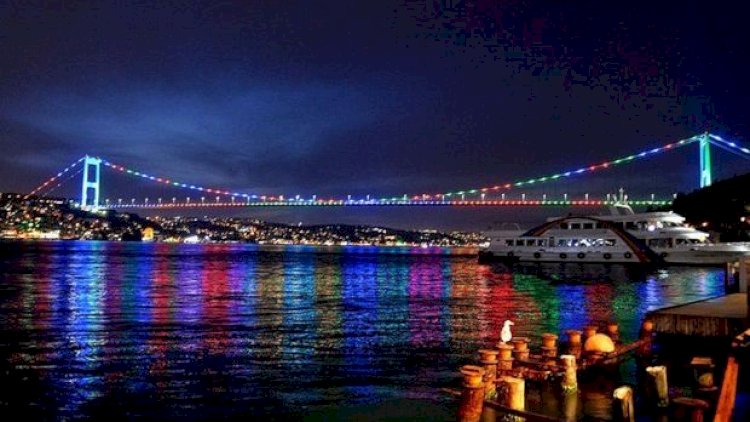    İstanbulun körpüləri Azərbaycan bayrağının rəngləri ilə işıqlandırıldı   