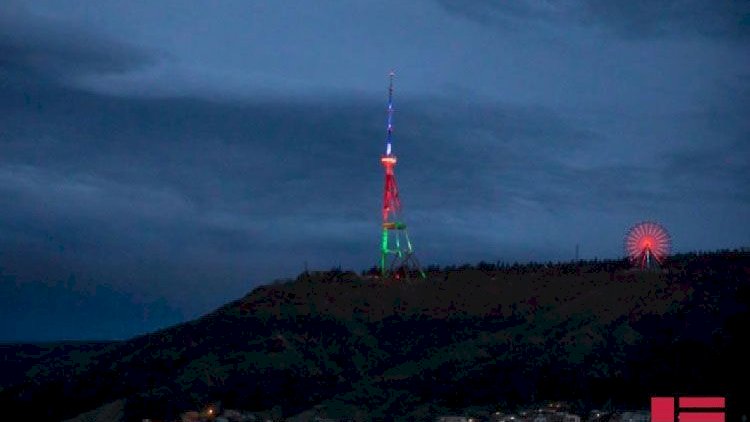   Tbilisidə teleqüllə və körpü Azərbaycan bayrağının rəngləri ilə işıqlandırıldı - Fotolar   