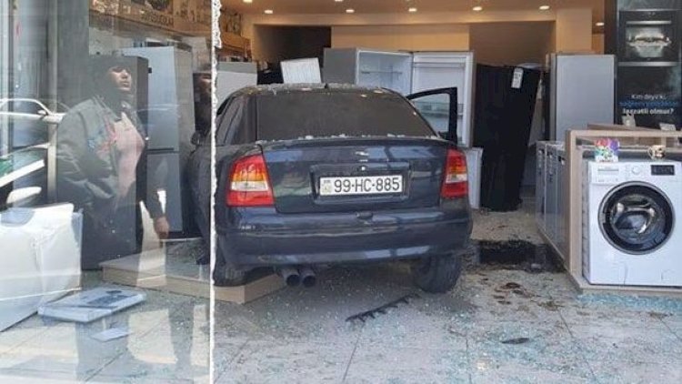    Bakıda maşın məşhur mağazaya çırpıldı - Video   