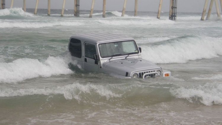    Dənizdə batan “Jeep” çıxarıldı   
