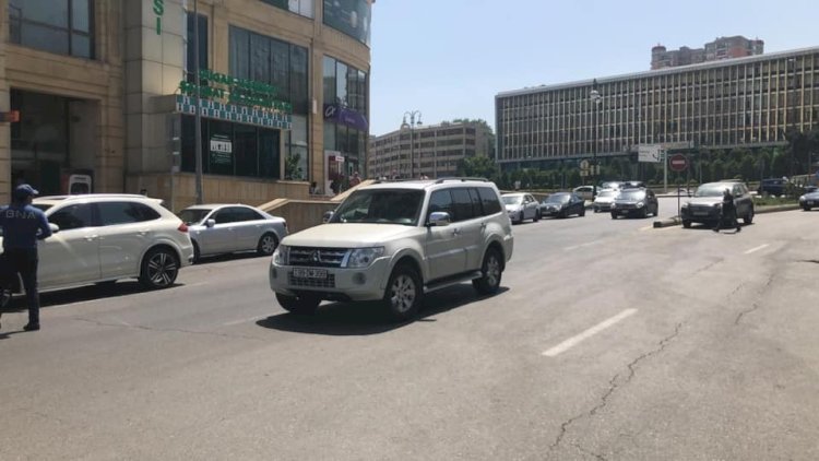    Avtomobilini yolun ortasında park etdi - Foto   