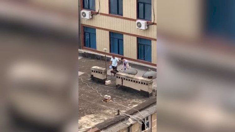    Bakıda binanın damında manqal qaladılar - Video   