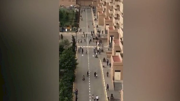    Evdən çıxmaq qadağasını kütləvi şəkildə pozan sakinlərə polis müdaxiləsi – Video   