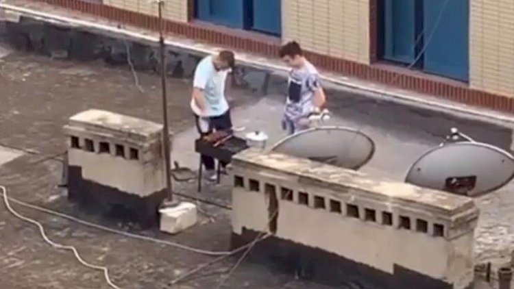    Bakıda binanın damında kabab bişirən və domino oynayan şəxslər cərimələndi - Foto   