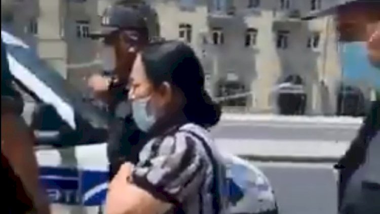    İcazəsiz küçəyə çıxan qadına polisdən maraqlı jest - Video   