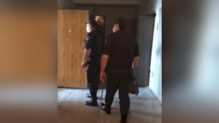    Bakıda polis övladının qidasını xəstə uşaq üçün gətirdi - Video   
