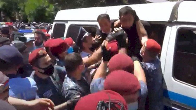    Ermənistanda polis deputatlara güc tətbiq etdi, xəsarət alanlar var   
