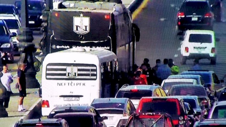    “Neftçi“nin avtobusu qəzaya düşdü, sürücüsü yumruq davasına çıxdı   - Yenilənib + Video