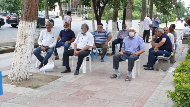    Polis pensiya kartı üçün növbə gözləyənlərə maska və su payladı - Fotolar   