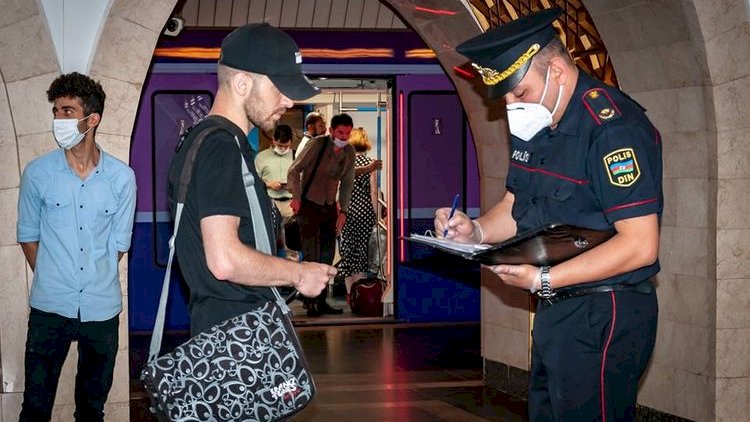    Metroda maska taxmayanlar cərimələndi - Foto   