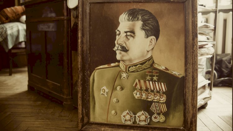    Yaşadığı binanın girişində Stalinin portretini asmaq istədi, öldü   