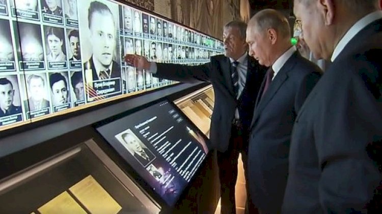    Putin muzeydə atasının şəklini tapdı   
