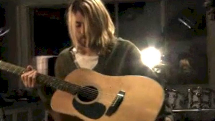    Kurt Cobainin gitarası 6 milyon dollara satıldı   