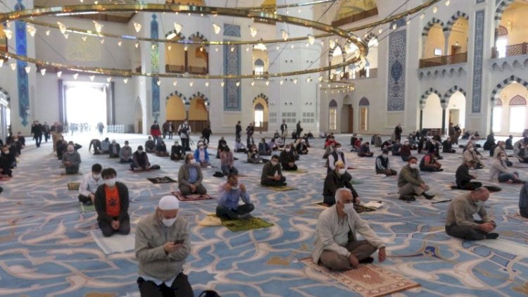    Türkiyədə məscidlər açıldı - Namaz maska ilə qılınır    