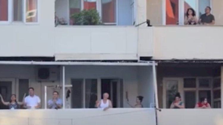    Yasamal sakinləri bu dəfə polisə gül atdılar - Video   