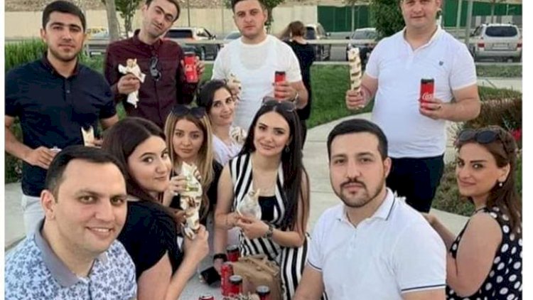    Polisə gül atan qız canlı yayım açdı, onu tənqid edənlərə “tərbiyəsiz” dedi - Video   