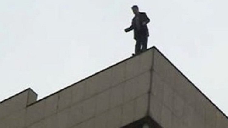    Yasamalda özünü binadan atmaq istədi, xilas edildi   