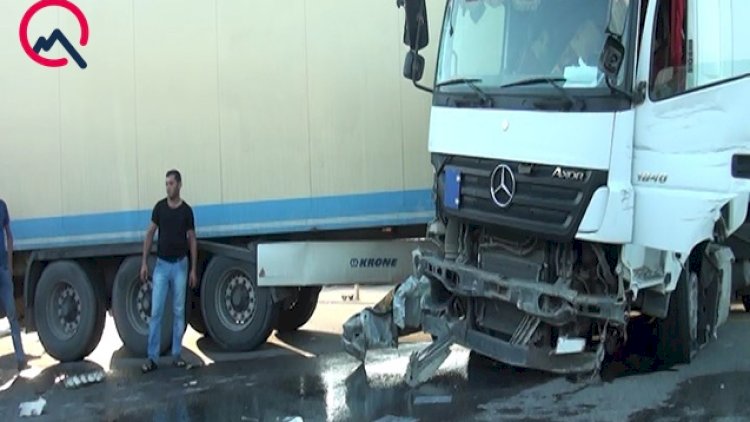    TIR-ın təkəri partladı, yol kənarındakı maşınlara çırpıldı   - Fotolar