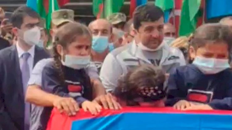    Üç övladı şəhid atanı yola saldı - Foto   