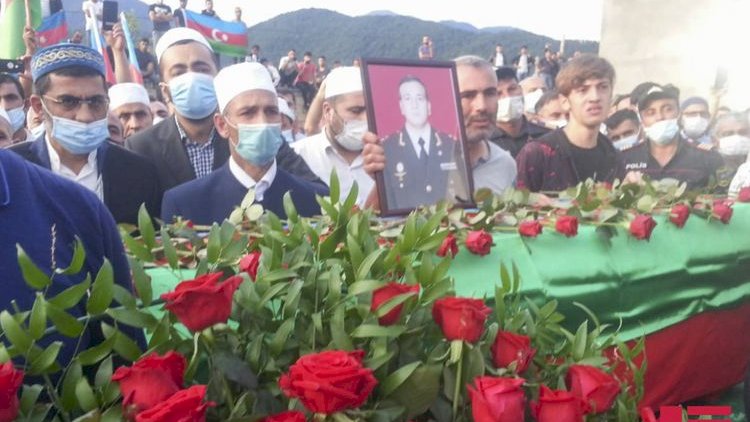    Şəhid general-mayor Polad Həşimovla ata ocağında vida mərasimi keçirildi - Fotolar   