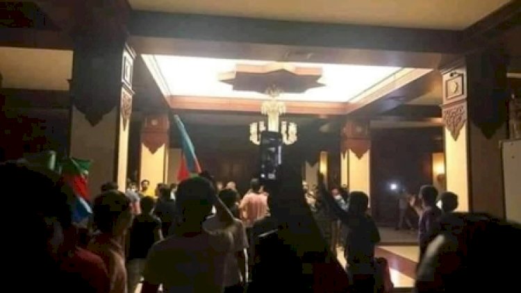    Mitinqə təxribat qatıldı: zorla MM -in binasına girdilər, polis maşınını devirdilər - Fotolar   