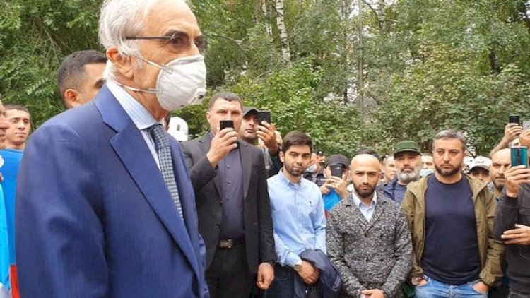    Polad Bülbüloğlu Azərbaycanın Rusiyadakı səfirliyi qarşısında keçirilən mitinqdə iştirak etdi - Video   