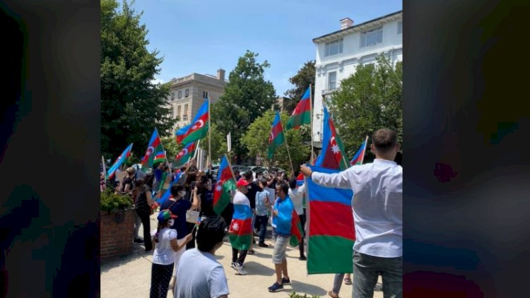    Azərbaycanlılar Vaşinqtondakı erməni səfirliyinin qarşısında aksiya keçirir - Fotolar   