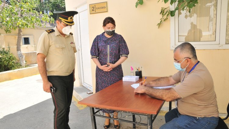    Xanım icra başçısı və oğlu könüllü orduya yazıldı   