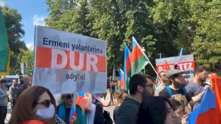    Azərbaycanlılar Ermənistanın Berlindəki səfirliyi qarşısında etiraz aksiyası keçirir - Video   