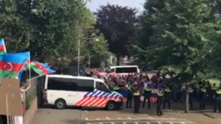    Hollandiya polisi ermənilərin aksiyasını itlər və atlarla dağıtdı - Foto   