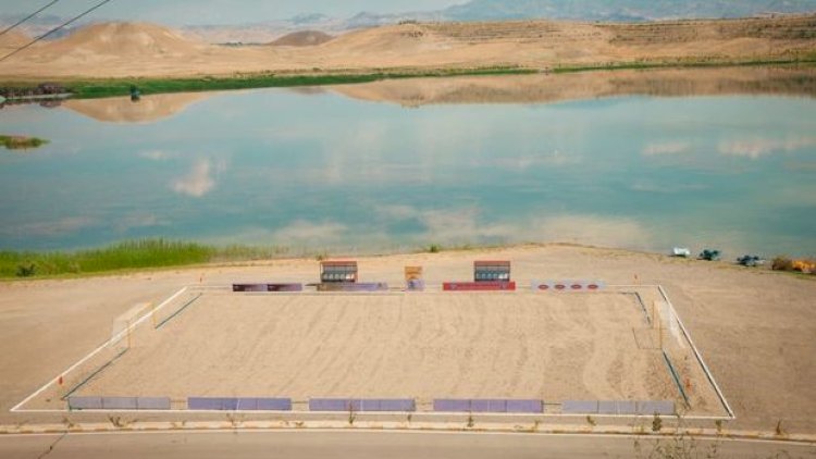   Naxçıvanda gölün yanında çimərlik meydançası açıldı - Fotolar   