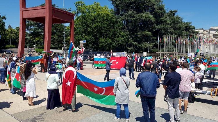    Azərbaycanlılar BMT-nin qərargahı qarşısında etiraz aksiyası keçirdi   