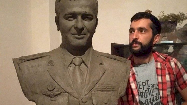   Tələbə-rəssam şəhid generalın büstünü hazırladı - Foto   