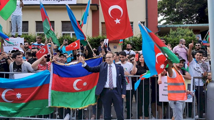   Türkiyə səfiri Praqada azərbaycanlıların keçirdiyi aksiyaya qatıldı   - Fotolar